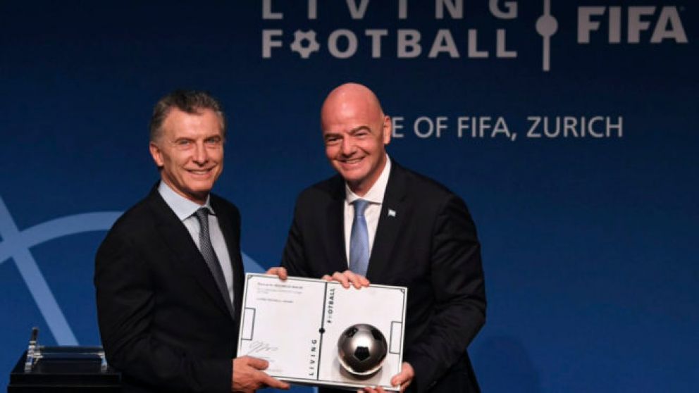Macri fue premiado por la FIFA