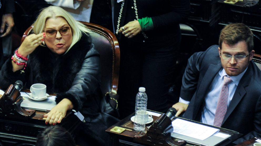 Carrió denunció y Massot explotó