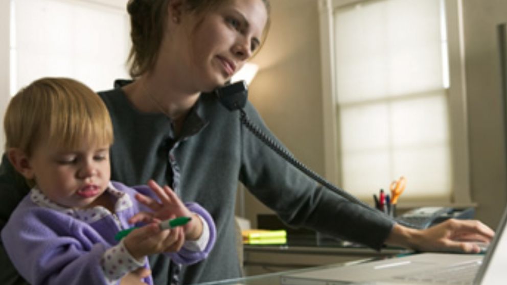 La mujer tiene una responsabilidad agregada en el hogar