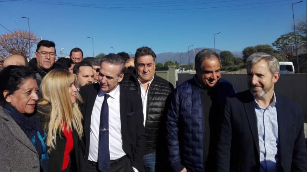 Pichetto estrenó traje de candidato en su primera recorrida de campaña