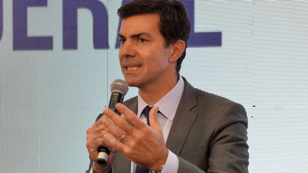 Urtubey donó un busto de Güemes a una escuela entrerriana