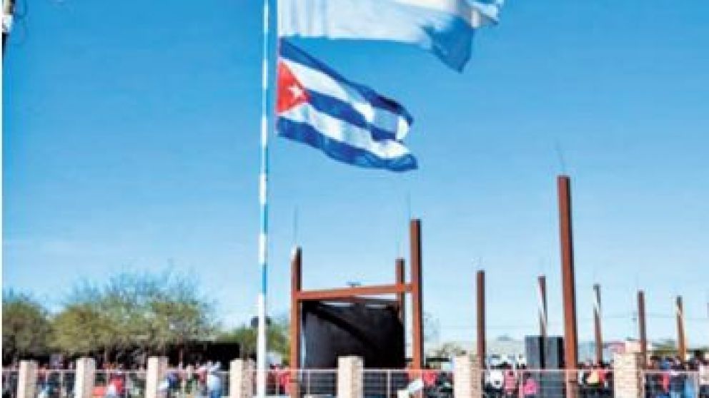 El acto escolar en Chaco donde se izó la bandera de la Argentina junto a la de Cuba