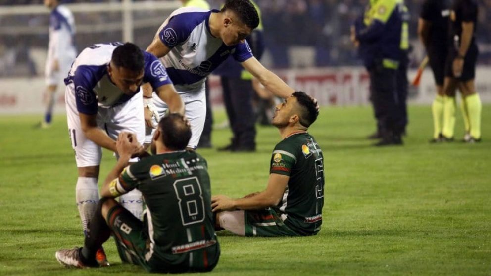 Los jugadores de San Jorge se sintieron estafados y frenaron el partido