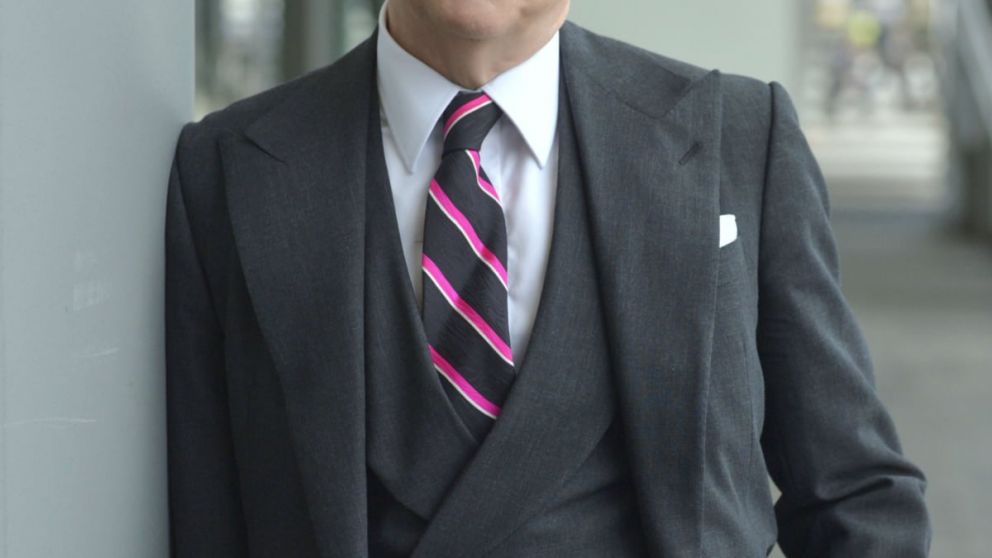 Follett dice estar avergonzado