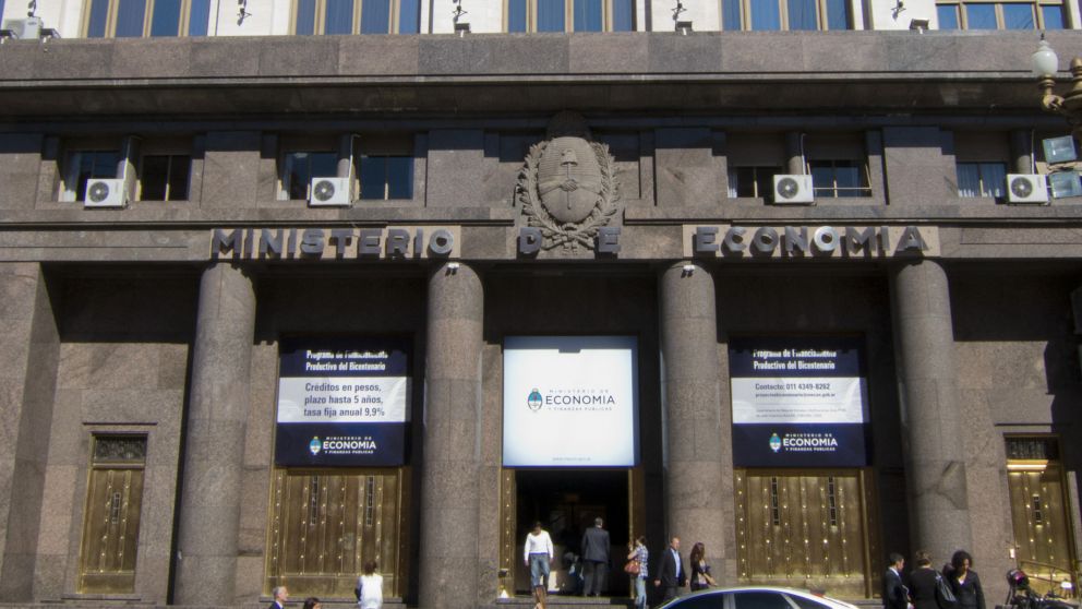 Hacienda busca US$900 M