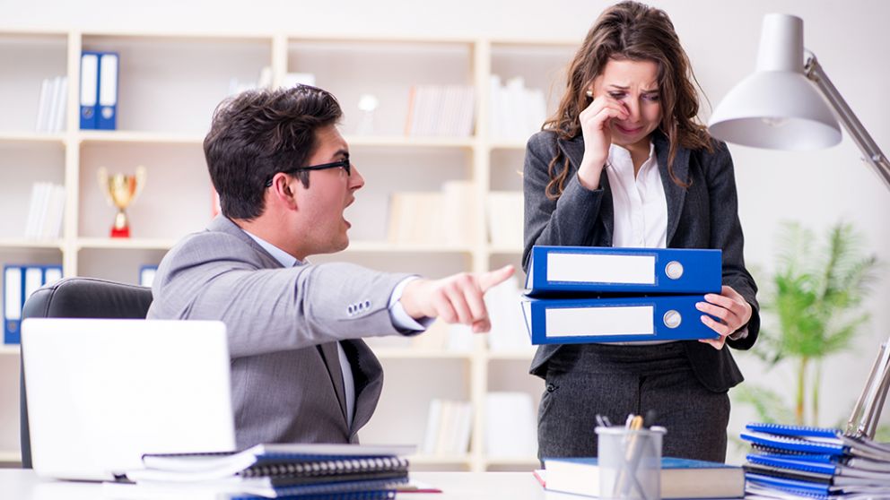 Es un comportamiento que pude producir daño físico, sexual, económico o psicológico