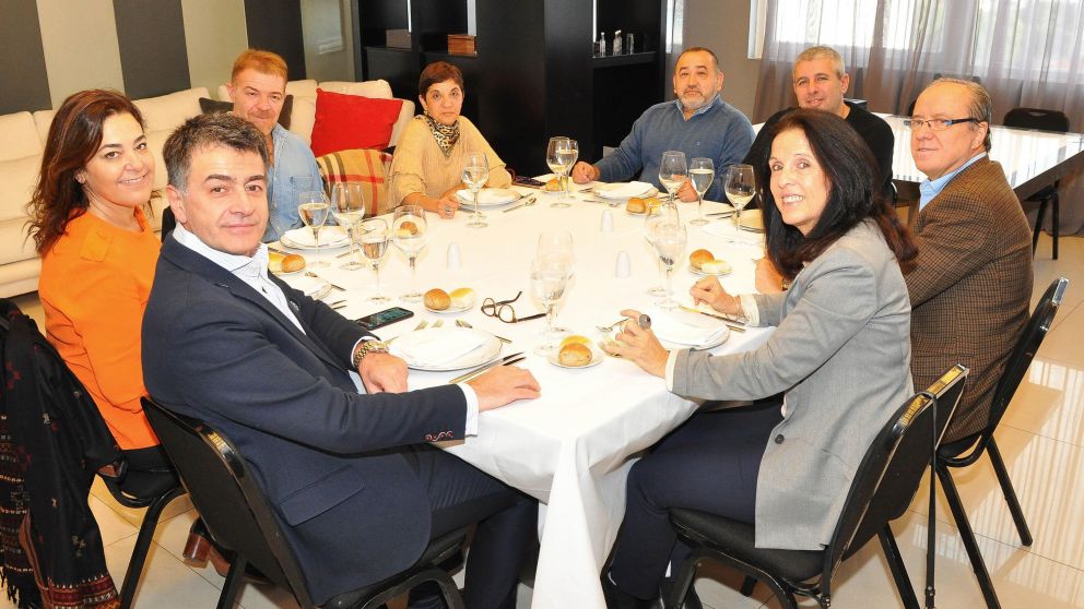 Las autoridades del Grupo Crónica junto con los especialistas invitados al almuerzo de ayer