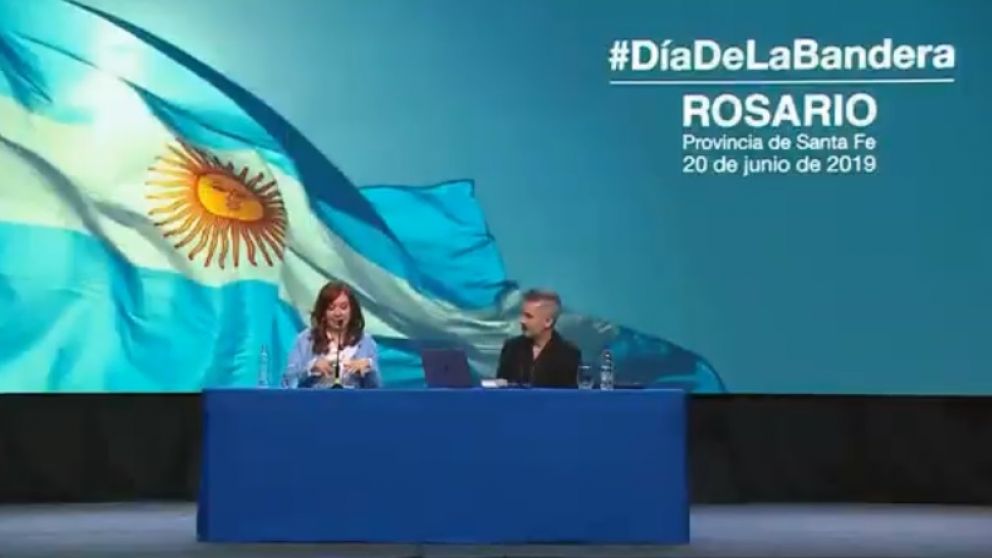 Cristina realiza una gira por el interior para presentar su libro