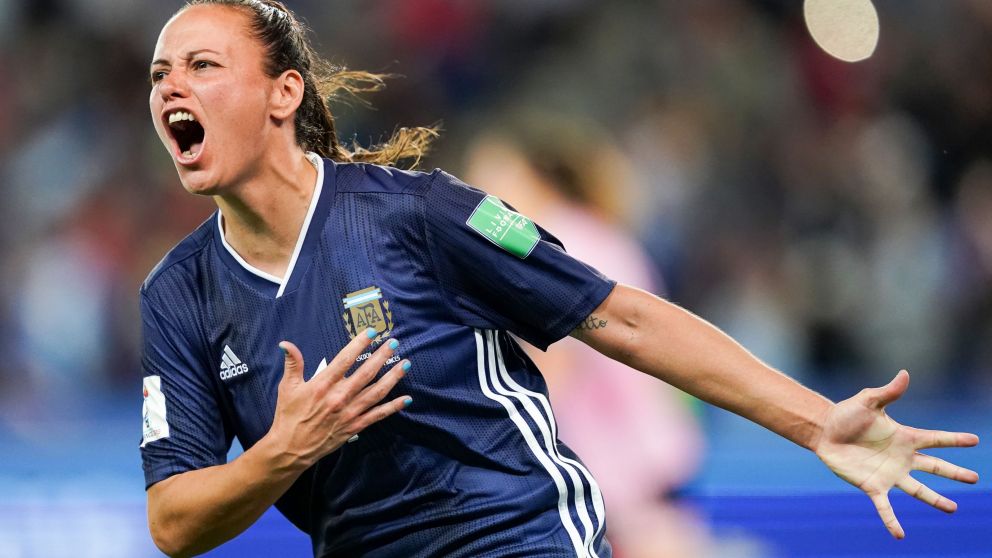 La delantera Florencia Bonsegundo celebra despu�s de marcar el tercer gol de Argentina