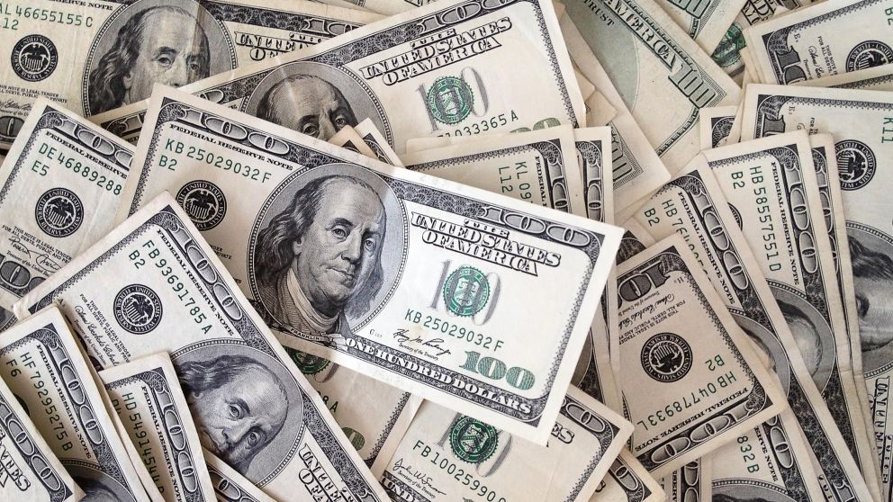 Con el mercado atento a una posible baja de tasas de la Fed, el d�lar retrocede