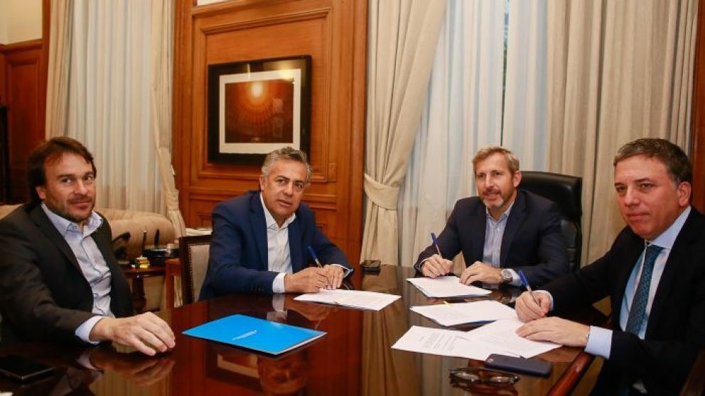 Críticas al convenio que firmó Cornejo con Dujovne y Frigerio