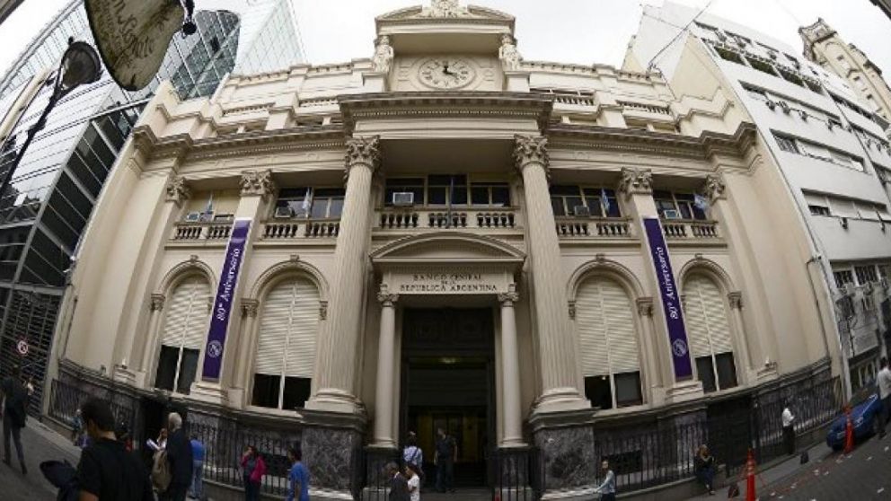 El Central ya perdió la mitad de las divisas que envió el FMI en abril