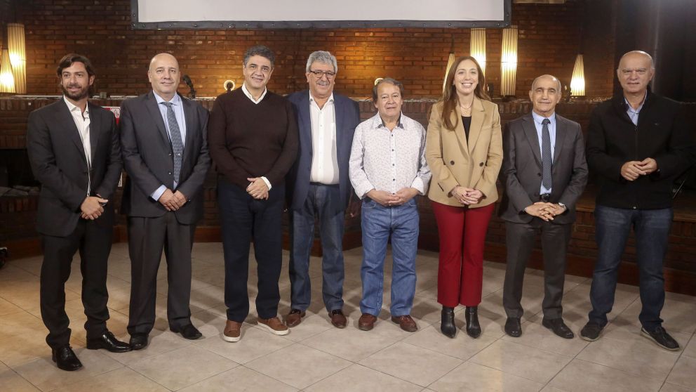 Vidal sólo estuvo para la foto antes de la presentación