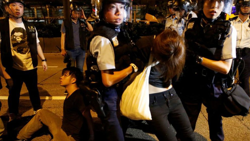 La policía antidisturbios detuvo a varios manifestantes