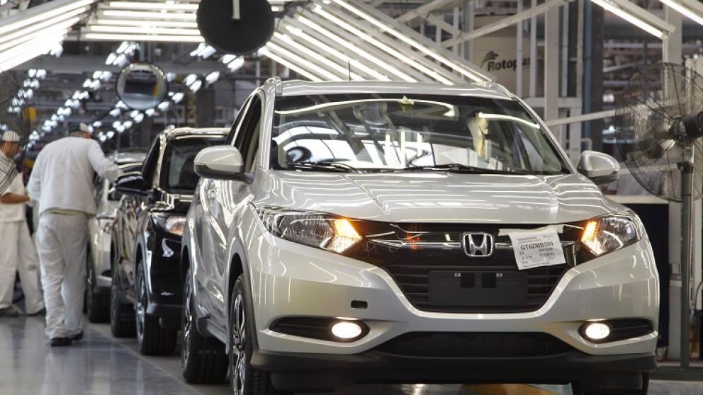 Los compradores investigan on line sobre modelos, precios y características de los vehículos