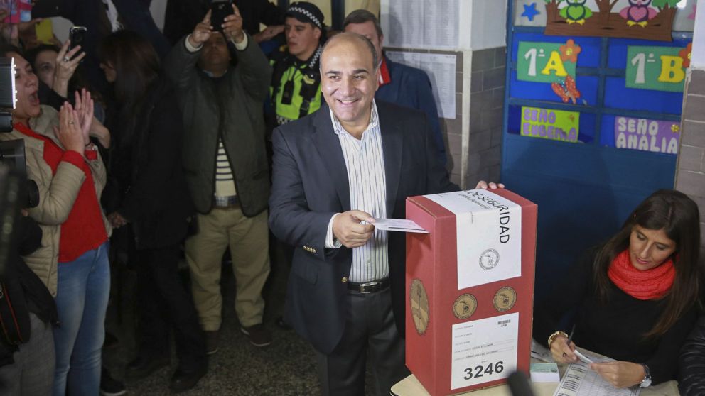 El gobernador votó y luego esperó el lento recuento