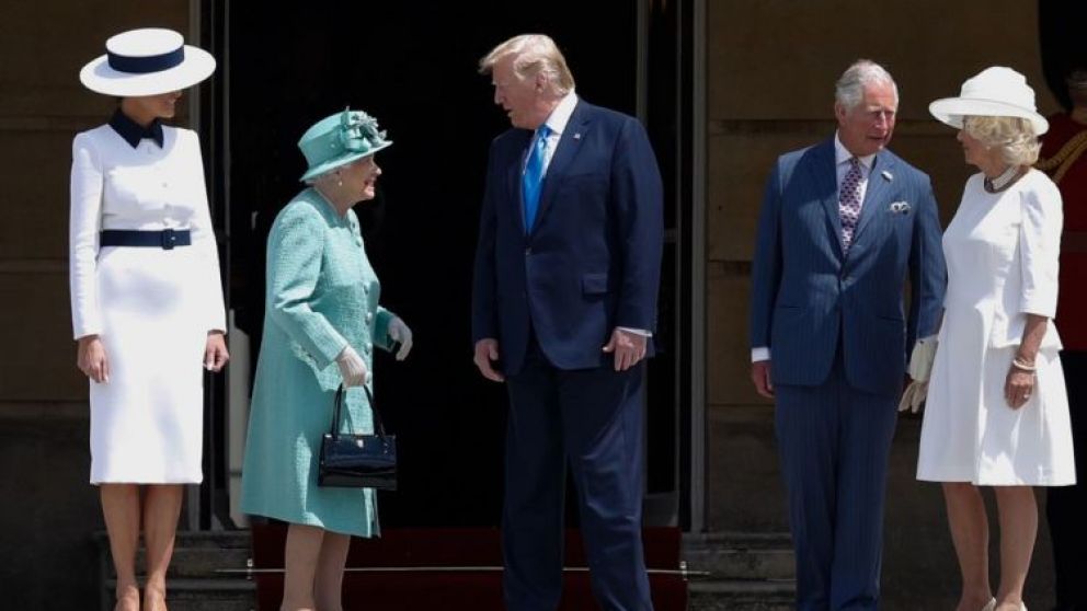 Trump y su esposa junto a al reina Isabel, el príncipe Carlos y Camilla