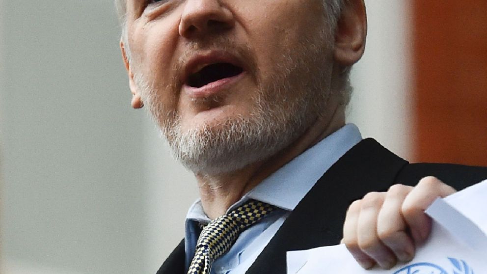 Assange sigue en Londres