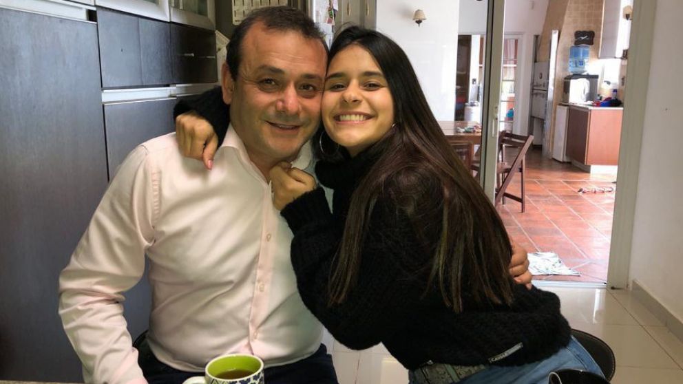 Herrera Ahuad posa con su hija, horas antes de la consagración