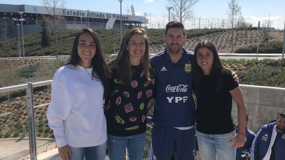 Integrantes de la selección femenina junto a Lionel Messi