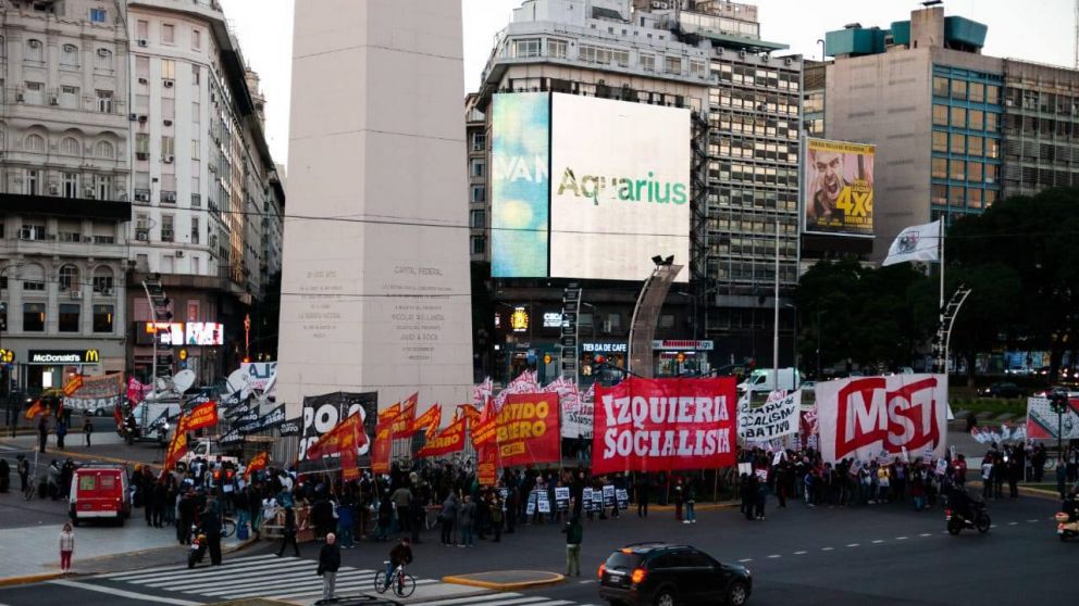 Grupos de izquierda protestan frente al Obelisco, en el marco de una ciudad desierta