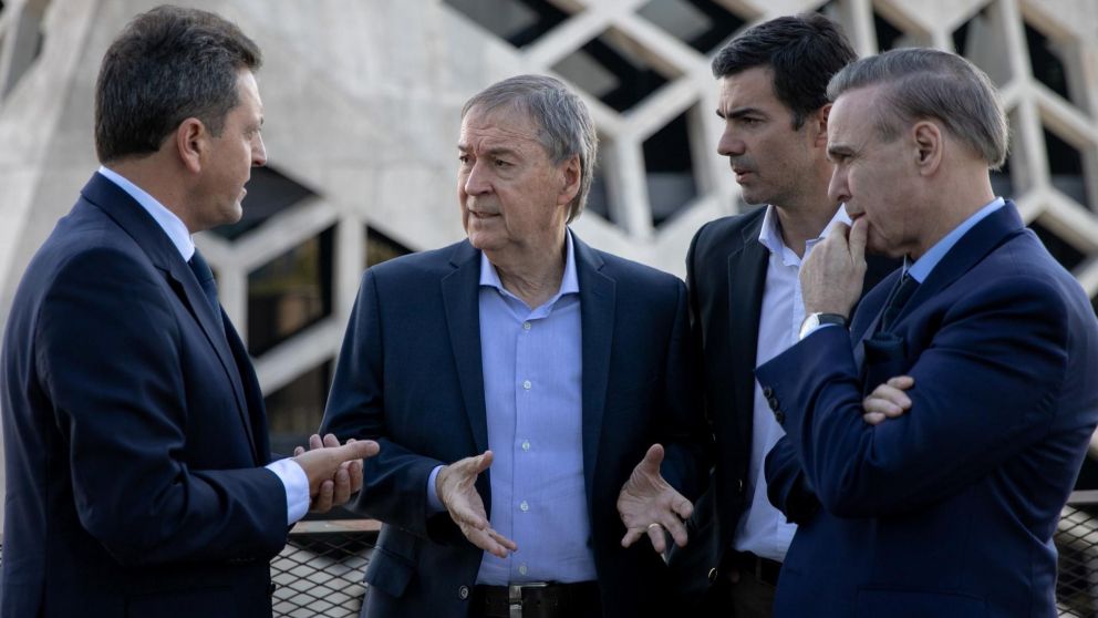 Massa reúne a su partido y define su candidatura