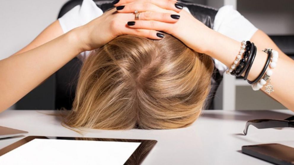 Las personas pasan entre dos y cuatro horas por día con la cabeza inclinada usando el celular