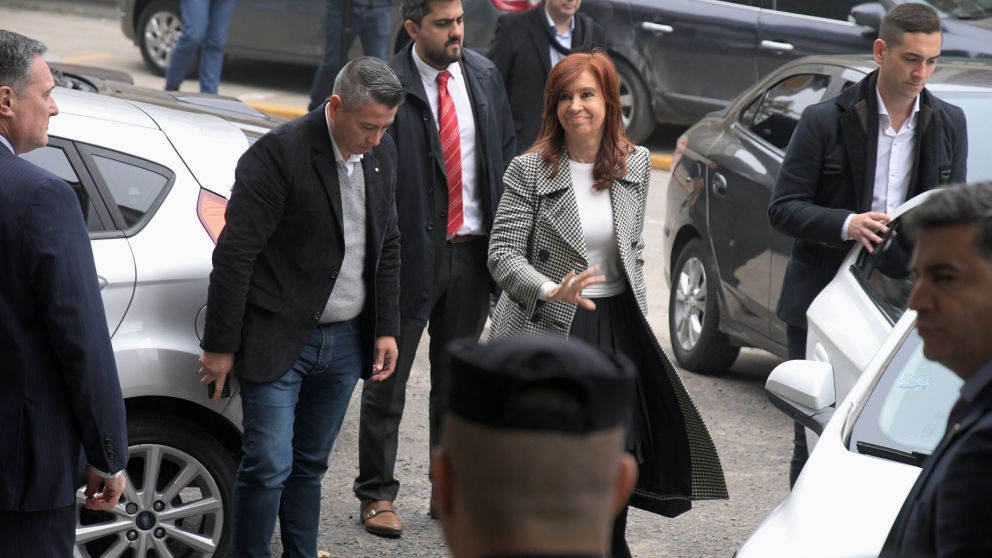 Cristina Kirchner llegó sonriente y entró directo a la sala de audiencias