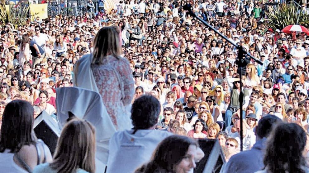 Goyoaga, durante una concurrida jornada de meditación en la Ciudad de Buenos Aires