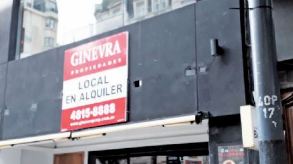 La fachada con los carteles de venta