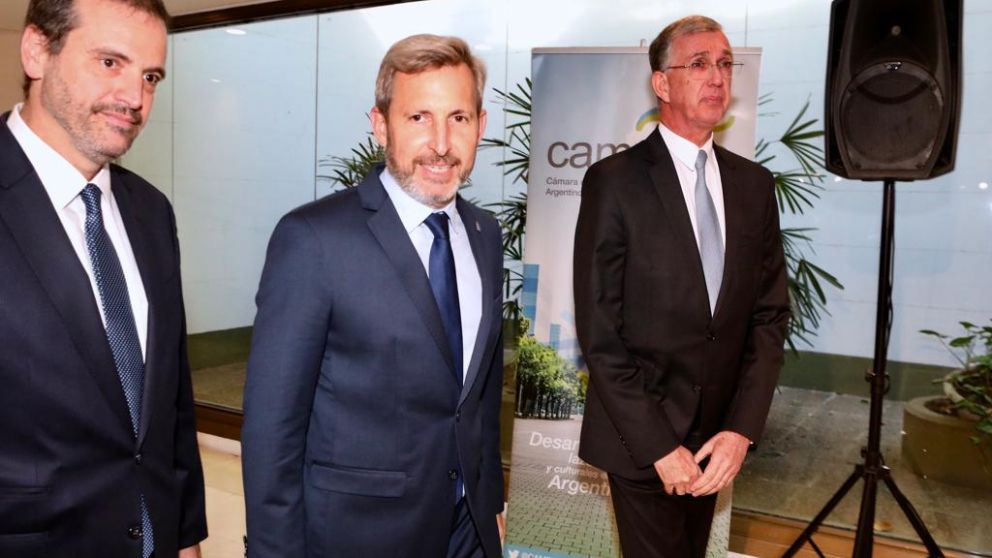 El ministro con Zabaleta (Cambras) y el embajador Danese 