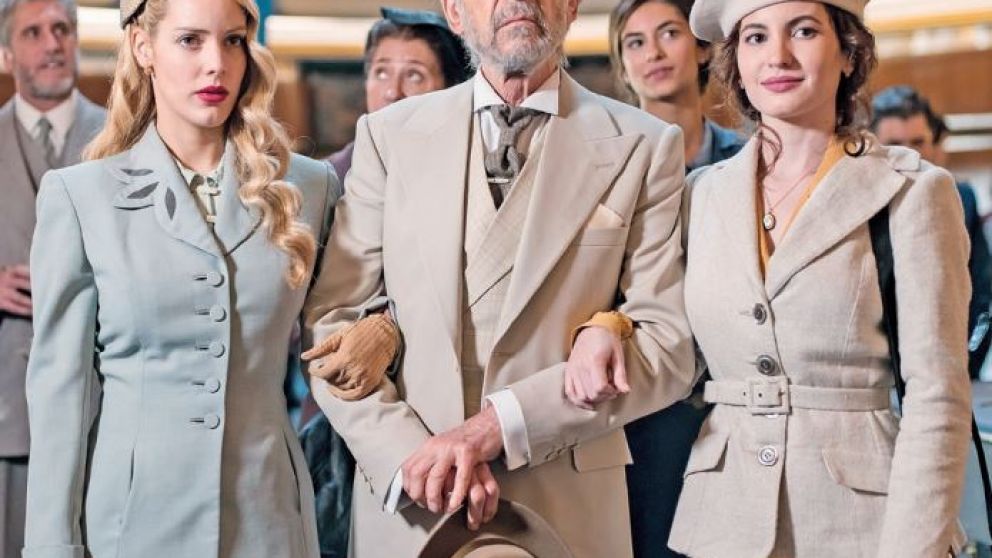 Las hermanas , Eva (Ivana Baquero) y Carolina (Alejandra Onieva), junto a Sacristán, son las protagonistas