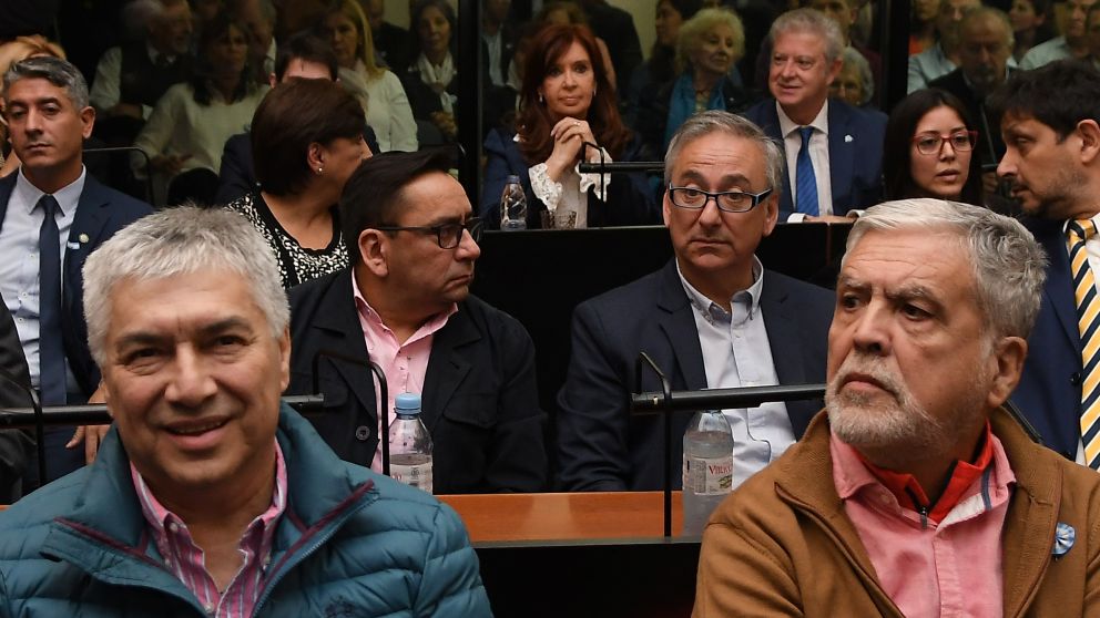 Cristina evitó cruzar miradas con Baéz y De Vido en la primera audiencia del juicio oral