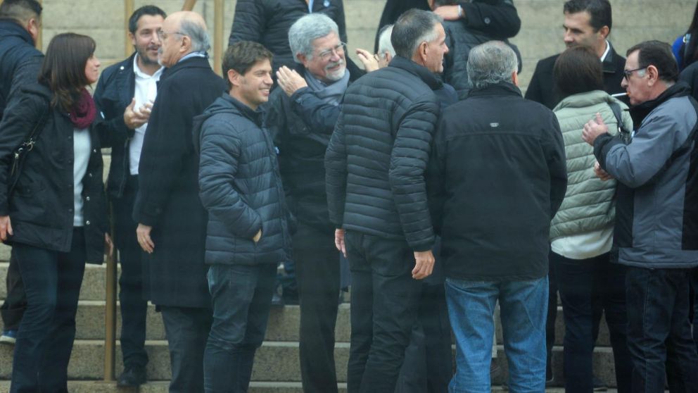 Desde temprano, la dirigencia se reunió en las escalinatas