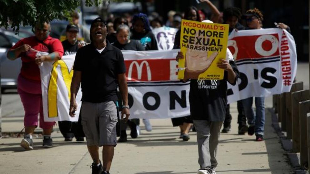 Demandan a McDonald's por avalar acosos sexuales