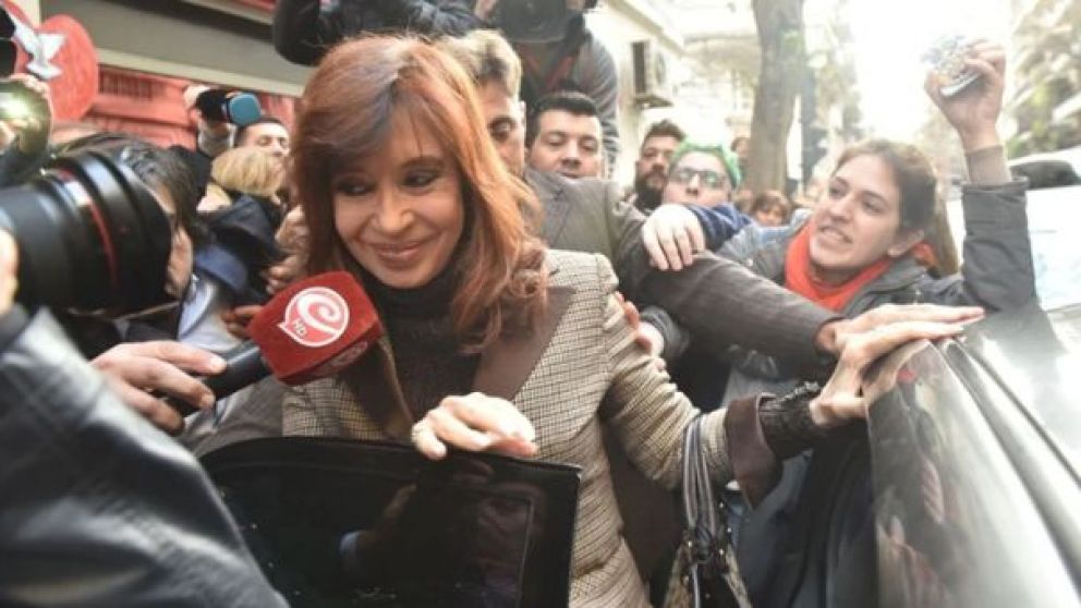 Cristina Kirchner llegó a Tribunales para su primer juicio oral