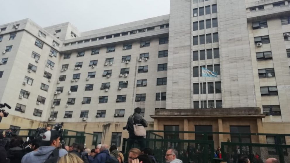 Dirigentes apoyaron a la ex presidenta en tribunales