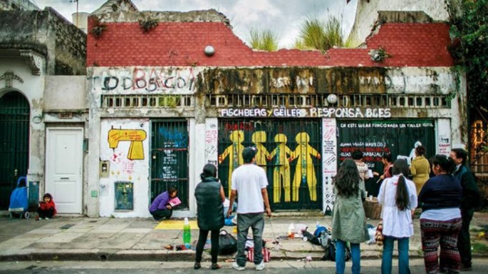 En el taller de Luis Viale 1296 trabajaban y vivían 64 personas que compartían un solo baño