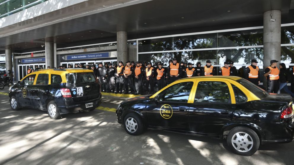 La terminal aérea, custodiada ante la movilización de vehículos de alquiler