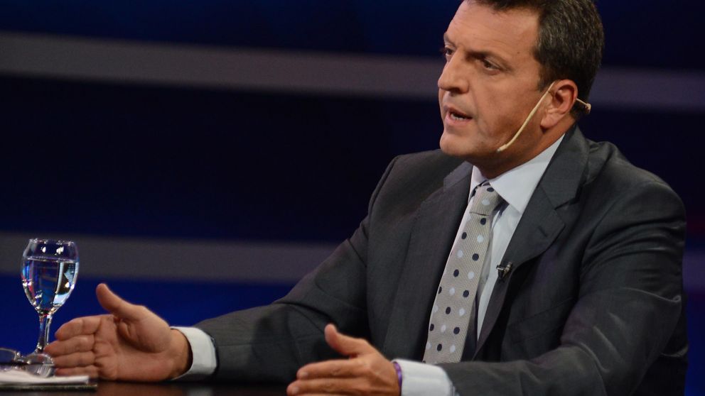 Massa modela su discurso mientras negocia