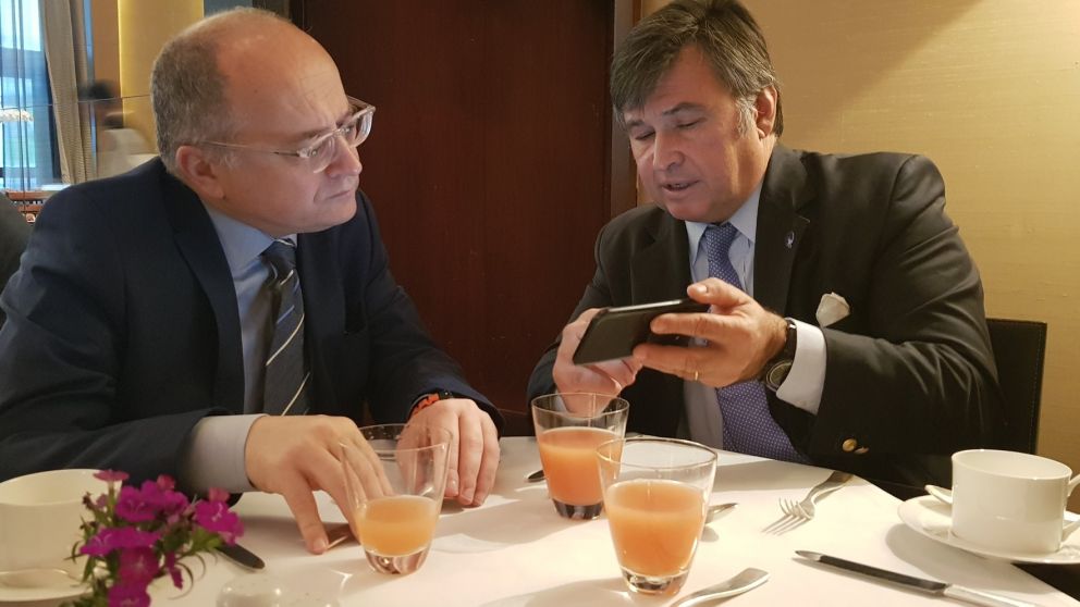 El jefe de la Misión del FMI, Roberto Cardarelli, junto a Daniel Pelegrina, presidente del SRA