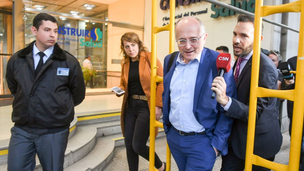 El jefe de la misión, Roberto Cardarelli, al retirarse del encuentro