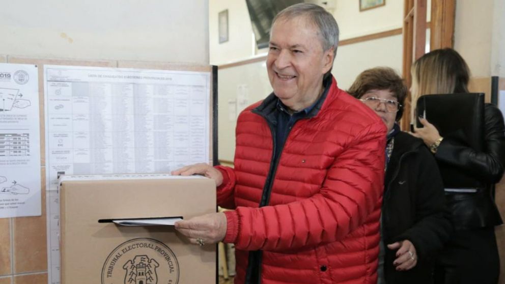 Schiaretti vota con su campera roja "de cábala"; fue reelecto y tendrá un tercer mandato