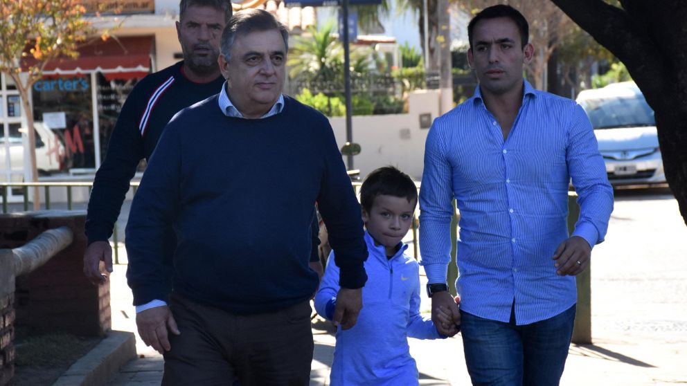 El diputado Negri fue a votar acompa�ado por su familia