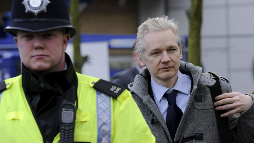 Assange sigue detenido