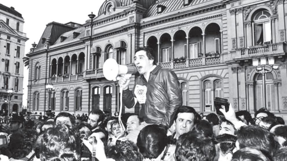 En los ’80, Saúl Ubaldini fue el primero en plantear paritarias mensuales
