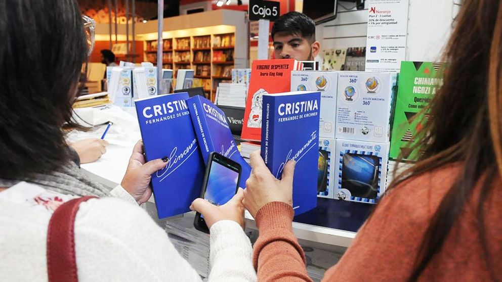 Los libros políticos salvaron los números de la Feria del Libro