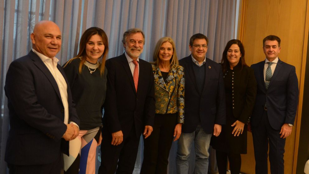 El contador Raúl Olmos, CEO del Grupo Crónica (izq.) y el vicepresidente, Marcelo Carbone, (derecha) anfitriones del encuentro