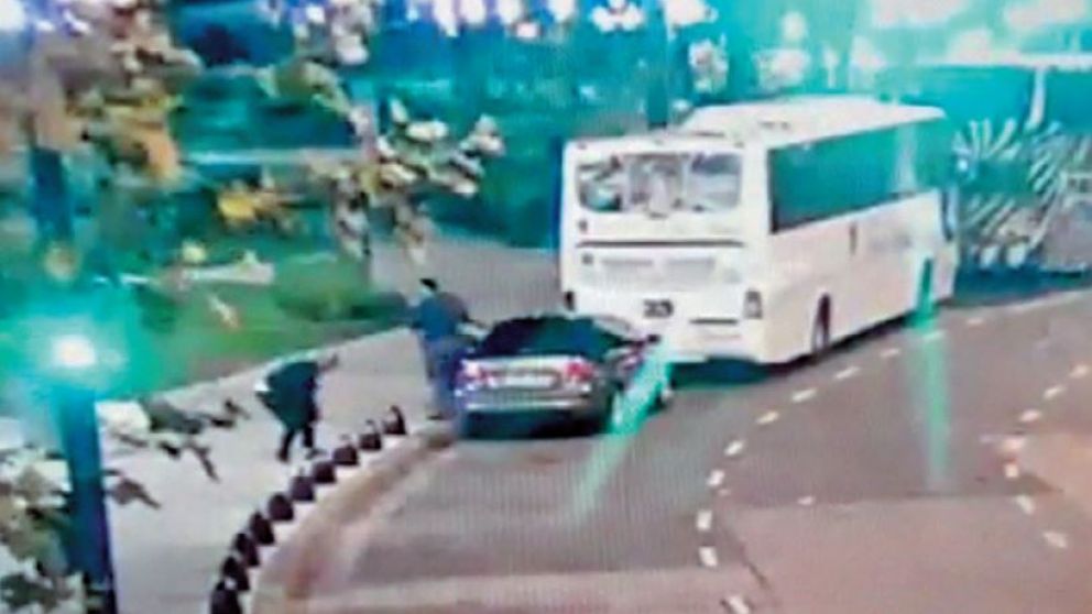 Uno de los autores, junto al Vento, las dos víctimas yacen en la plaza