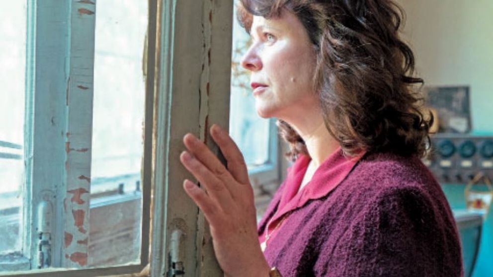 Emily Watson, Jared Harris y Stellan Skarsgård protagonizan esta miniserie que fue filmada en Lituania y Ucrania